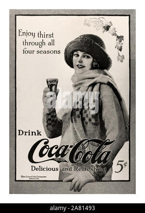Vintage americano di archivio del novecento la pubblicità per la Coca Cola "godere di sete attraverso tutte e quattro le stagioni di bere la Coca Cola deliziosa e rinfrescante 5 centesimi USA Foto Stock