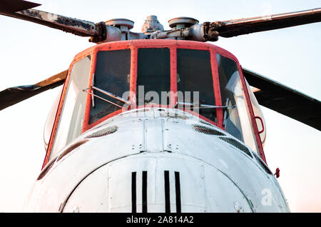 Cockpit di un vecchio elicottero vintage con lame isolato da vicino Foto Stock