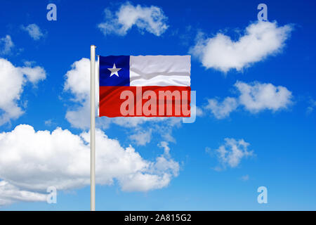 Nationalfahne, Nationalflagge, Fahne, Flagge von Cile, Südamerika, Cumulus Wolken vor blauen Himmel, Foto Stock