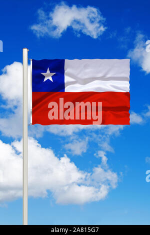 Nationalfahne, Nationalflagge, Fahne, Flagge von Cile, Südamerika, Cumulus Wolken vor blauen Himmel, Foto Stock