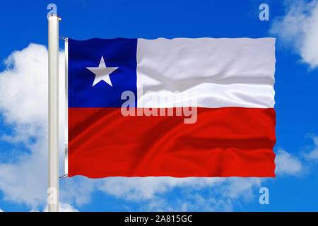 Nationalfahne, Nationalflagge, Fahne, Flagge von Cile, Südamerika, Cumulus Wolken vor blauen Himmel, Foto Stock