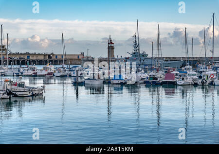 Presto la sera a Ramsgate porto. Con la pesca barche e yacht, barche e le barche di velocità. Profondo blu del cielo e le riflessioni sul mare. Foto Stock