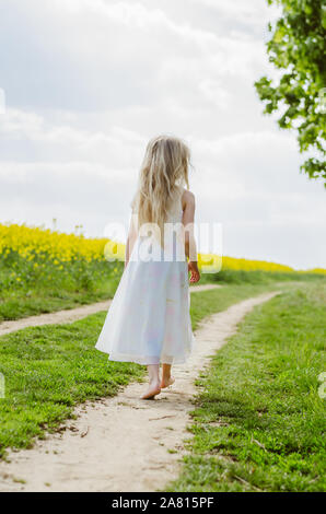 Bambino nel percorso rurale da soli lasciando Foto Stock