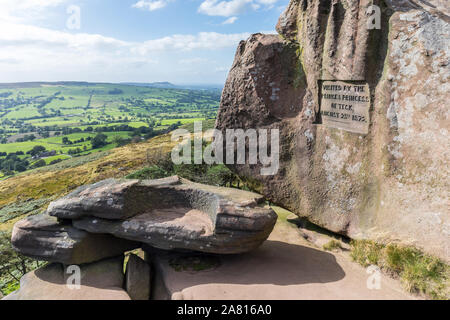 Regina della sedia ed una lapide che dichiara che il principe e la Principessa di Teck ha visitato il sito, le blatte, Staffordshire, Peak District, REGNO UNITO Foto Stock