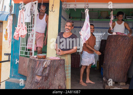 Uomini al lavoro in macelleria di Trichy, Tamil Nadu.India Foto Stock