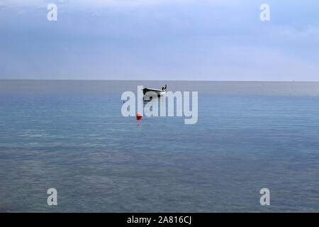 Croazia Barca solitaria in mare Foto Stock