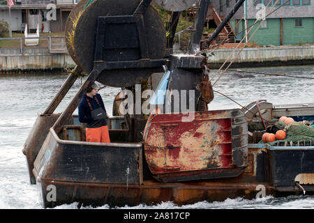 Barca da pesca che entrano in porto in Galilea Rhode Island Foto Stock