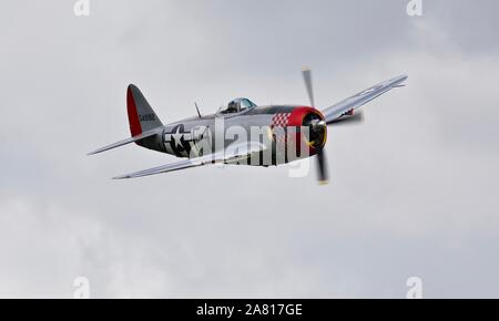 Repubblica P-47D Thunderbolt (G-Thun) airborne al 2019 Shuttleworth corteo militare Foto Stock