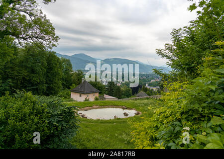 Naturali e paesaggio medievale in un castello di rovinare le pareti area, con un piccolo stagno Foto Stock