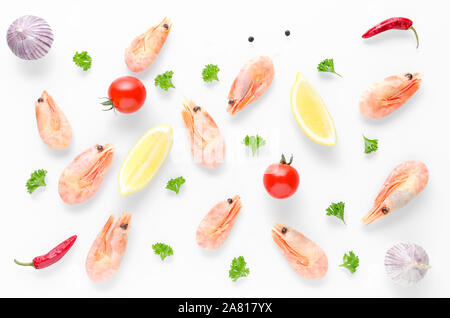 Sfondo di cibo con gamberi cotti sgusciati, peperoncino, aglio e limone su sfondo bianco Foto Stock