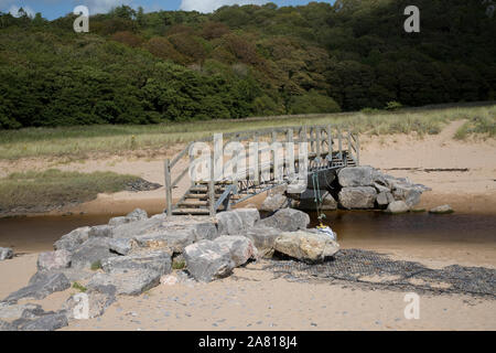 Ponte in legno sul torrente, Oxwich Bay, il Gower, Galles del Sud Foto Stock