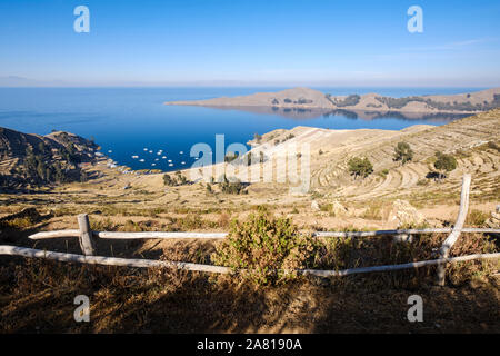 Vista panoramica di Yumani comunità sulla parte meridionale dell'isola del sole nel Lago Titicaca, Bolivia Foto Stock