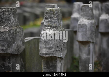 Croci sulle tombe del cimitero militare in Polonia Foto Stock