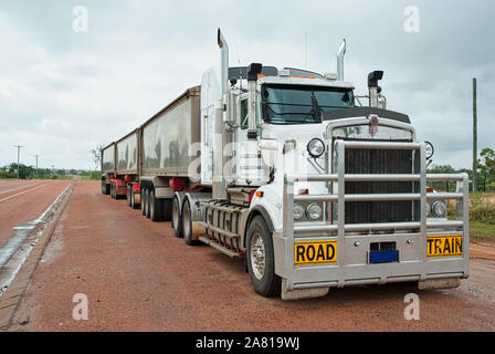 Super lungo bianco carrello merci con tre contenitori. Usato per lunghi trasporti di merci in Australia. Chiamato Road train per quanto tempo essi sono. È in grado di misura Foto Stock