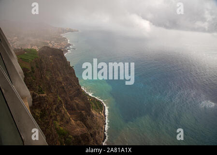 Madeira, Portogallo. Il 27 novembre 2019. Vista dal Cabo Girao viewpoint nell'isola di Madeira, Portogallo. Foto Stock