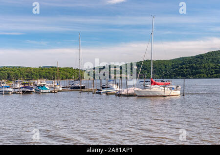 Barche a vela e barche ormeggiate sul fiume Hudson, Cold Spring, Putnam County, New York, Stati Uniti d'America Cercando attraverso il fiume di Highlands, NY. Foto Stock