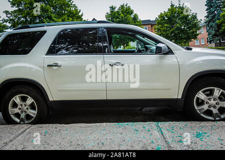 Montreal, Quebec, Canada - un vandalizzato auto con la parte anteriore del vetro lato passeggero fracassato Foto Stock