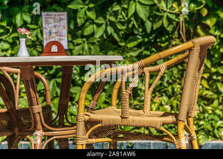 Varadero, Cuba, Jan 2013 - Tavolo e sedie di rattan sotto il portico di un tipico bar Foto Stock