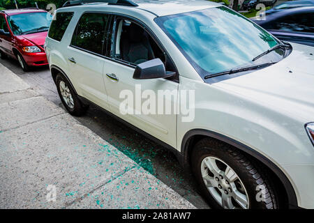 Montreal, Quebec - Una vandalizzato auto con la parte anteriore del vetro lato passeggero fracassato Foto Stock