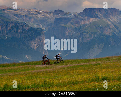 Gli amanti della mountain bike Alpe di Siusi Dolomiti altopiano più grande prato alpino in Europa montagne del Sassolungo Foto Stock