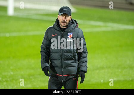 Leverkusen, Germania. 05 Nov, 2019. Pullman Madrid Diego Simeone sorge sull'erba durante il training del team. Bayer Leverkusen dovrà affrontare Atlético Madrid nel gruppo D. Credito: Marcel Kusch/dpa/Alamy Live News Foto Stock