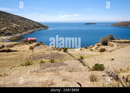 Vista panoramica sulla comunità Challa nel lato nord dell' isola del sole nel Lago Titicaca, Bolivia Foto Stock