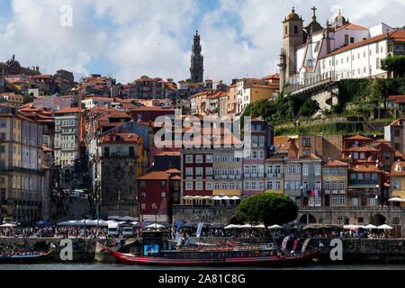 Porto, Portogallo - 26 Luglio 2019: vista panoramica della città di Porto, con tradizionali rabelo imbarcazioni presso il fiume Douro e il quartiere Ribeira, in Foto Stock