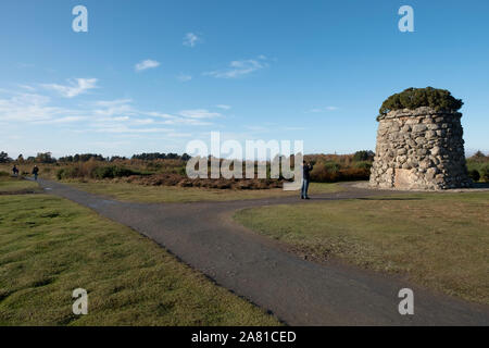 Il campo di battaglia di Culloden memorial cairn per ricordare i montanari che combatté nella Battaglia di Culloden il 16 aprile 1746. Culloden Moor, Inverness Foto Stock