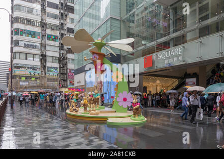 Kowloon, Hong Kong - 22 Aprile 2017: Conigli in legno giocattoli di fronte iSquare Shopping Mall in Tsim Sha Tsui, Hong Kong, Cina. Foto Stock