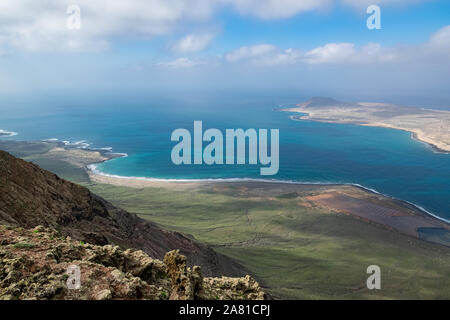 Vista dal Mirador Del Río verso La Graciosa island, Lanzarote Foto Stock