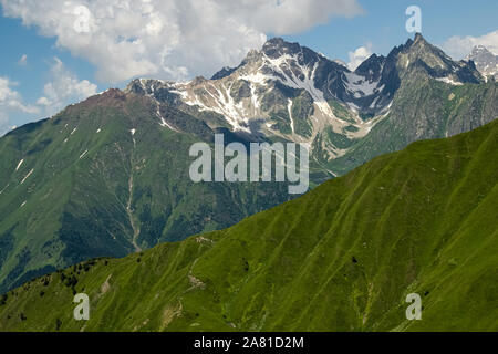 Verdi pendii della catena montuosa del Caucaso in Upper Svaneti, Georgia. Splendido paesaggio estivo di alta montagna. Foto Stock