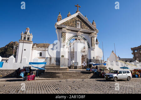 Ingresso principale della Basilica di Nostra Signora di Copacabana, Bolivia Foto Stock