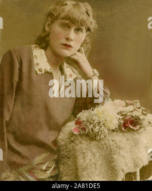 1928 anno. Ritratto di una giovane ragazza all'età di 18. Foto professionali in studio. Sul lato è un bellissimo orologio. Rostov regione. RSFSR. Foto Stock