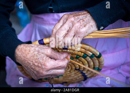 Senior donna da Cipro la tessitura di un cestello tradizionale con ance Foto Stock