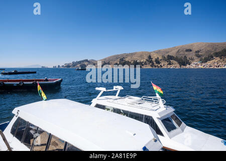 Vista panoramica dello stretto di Tiquina dal San Pedro di Tiquina shore, Bolivia Foto Stock