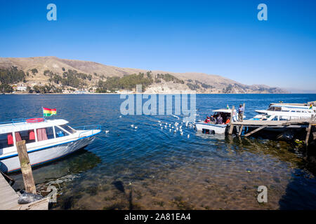 Vista panoramica dello stretto di Tiquina dal San Pedro di Tiquina shore, Bolivia Foto Stock