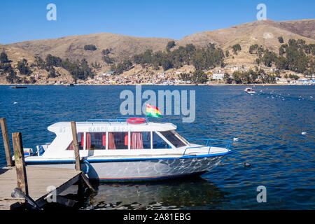 Vista panoramica dello stretto di Tiquina dal San Pedro di Tiquina shore, Bolivia Foto Stock