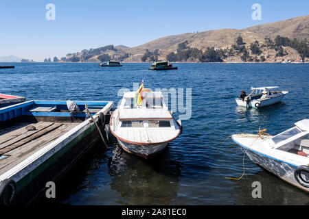 Vista panoramica dello stretto di Tiquina dal San Pedro di Tiquina shore, Bolivia Foto Stock