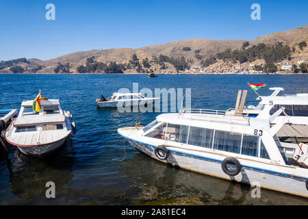 Vista panoramica dello stretto di Tiquina dal San Pedro di Tiquina shore, Bolivia Foto Stock