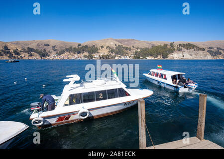 Vista panoramica dello stretto di Tiquina dal San Pedro di Tiquina shore, Bolivia Foto Stock