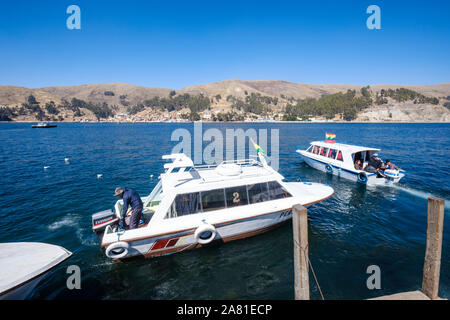 Vista panoramica dello stretto di Tiquina dal San Pedro di Tiquina shore, Bolivia Foto Stock