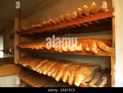 Molti dei tradizionali pane Georgiano chiamato Shotis Puri o Shoti sulla mancanza di legno di una panetteria locale in Georgia Foto Stock