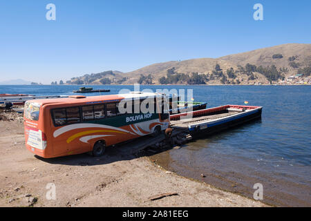 Il bus di salire a bordo di una chiatta sulla riva di San Pedro di Tiquina per attraversare lo stretto di Tiquina, Bolivia Foto Stock