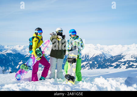 Foto di tre atleti allegro a ski resort nel pomeriggio invernale Foto Stock