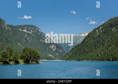 Vista del lago svizzero con acque blu, colline di montagna con fitti boschi di conifere e crystal blue sky in background, Sufnersee lago, Svizzera. Foto Stock