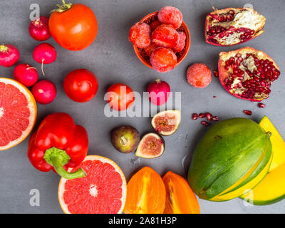 Fresh rosso, arancione, giallo di frutta e verdura ricca di antiossidanti e di fibre, alfa carotene, licopene, beta-carotene, carotenoide, luteina, fosforo Foto Stock