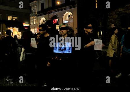 Atene, Grecia. 1 Nov, 2019. I manifestanti dal team vegano tenere cartelli e un laptop che mostra l'abuso di animali nel corso di una dimostrazione di cieco.Il team vegano verità pillola è il tentativo di sensibilizzare l'abuso di animali dalle industrie attraverso una tenda di protesta, hanno usato i loro notebook per mostrare le immagini di crudele di animali torturati. Credito: Helen Paroglou SOPA/images/ZUMA filo/Alamy Live News Foto Stock