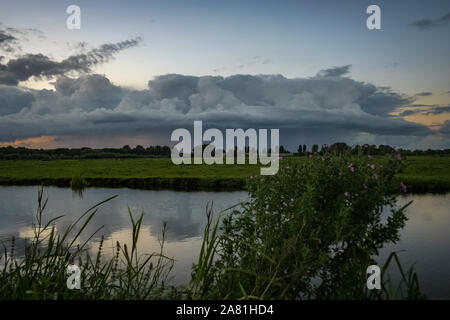 Aria di tempesta oltre il paesaggio dei polder olandesi nel cuore verde dell'Olanda tra le città di Amsterdam e di Rotterdam Foto Stock