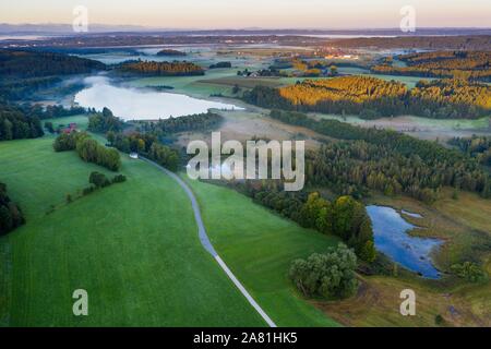 Harmatinger Weiher, Mitterweiher e Ziegelweiher nella luce del mattino, vicino Egling, Tolzer Terra, vista aerea, Alta Baviera, Baviera, Germania Foto Stock