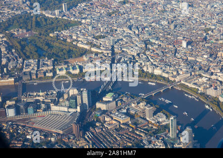 Vista aerea di Londra con il London Eye della Coca Cola, il Tamigi, la stazione di Waterloo, la stazione di Charing Cross e Buckingham Palace. Inghilterra. REGNO UNITO Foto Stock